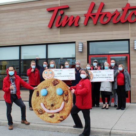 Pictured: Kelly Hubbard, ED, Hospice Simcoe, (rear, third from right) Pamela Ross, CEO, RVH Foundation (rear, third from left) and local Tim Hortons owners and staff: Johnny Mizzoni, Sarah and Mark Hinton, Drew Beaupre, Tammy Jacklin, Chuck Perigo, Agnes and Geoff House, Dawn Melling, and Brandon Newlove.